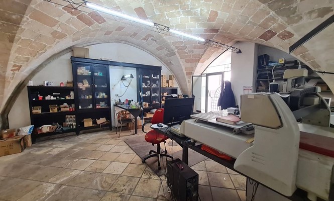 Negozio Commerciale a Lecce - via  B. Croce - Partigiani